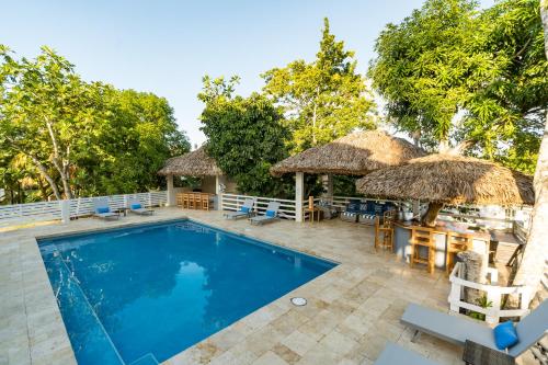 Bazén v ubytování Blue Paloma Bed & Breakfast nebo v jeho okolí
