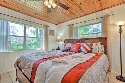 - une chambre avec un lit et 2 fenêtres dans l'établissement Rainbow River Oasis with Kayaks and Furnished Sunroom!, à Dunnellon