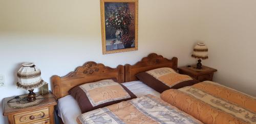 sypialnia z 2 łóżkami i 2 szafkami nocnymi w obiekcie Ferienhaus Gemütlichkeit w mieście Mehlmeisel