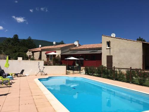 une piscine devant une maison dans l'établissement Le Clos des Gites, maisons de vacances,, à Châteauneuf-Val-Saint-Donat