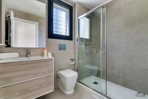 ein Bad mit einer Dusche, einem WC und einem Waschbecken in der Unterkunft Apartamento "VINO BLANCO" in Arenales del Sol