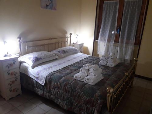 1 dormitorio con 1 cama con toallas en Residence ELIOS, en Caramanico Terme