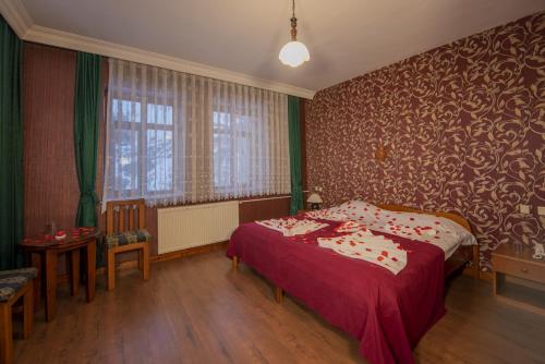 Postel nebo postele na pokoji v ubytování Kapadokya Stonelake Hotel