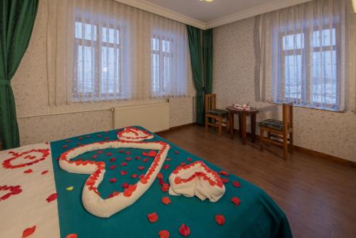 Postel nebo postele na pokoji v ubytování Kapadokya Stonelake Hotel