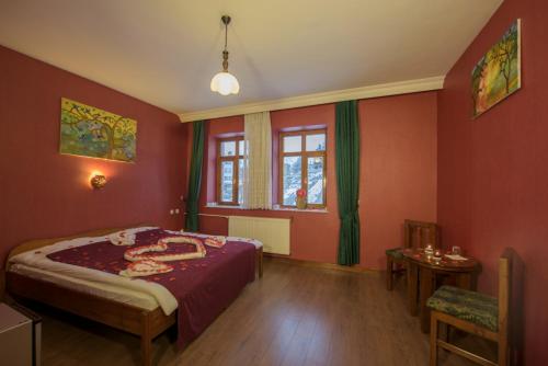 Postel nebo postele na pokoji v ubytování Kapadokya Stonelake Hotel