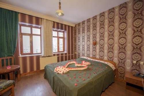 Postel nebo postele na pokoji v ubytování Kapadokya Stonelake Hotel