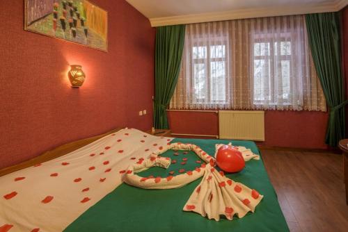 Postel nebo postele na pokoji v ubytování Kapadokya Stonelake Hotel