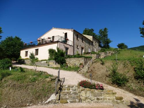 une maison sur le flanc d'une colline dans l'établissement Agriturismo Carincone, à Pergola