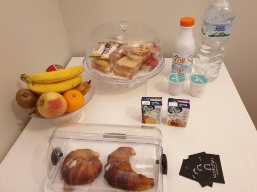 un bancone bianco con un mucchio di cibo e frutta di 'novecento bed & breakfast ad Acquaviva delle Fonti