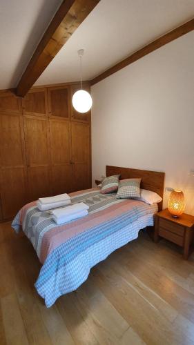 um quarto com uma cama grande e um cobertor azul em Casa Manuela em Allariz