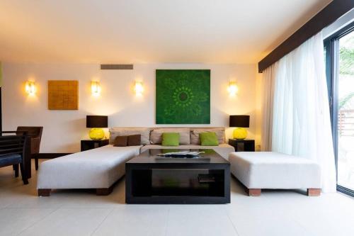 Zona de estar de Aldea Thai Beachfront Condo Complex with Resort Pool & Amenities