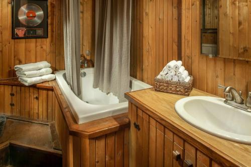 y baño con bañera y lavamanos. en Whimsical Gatehouse, Private Porch, Kitchenette en Franklin