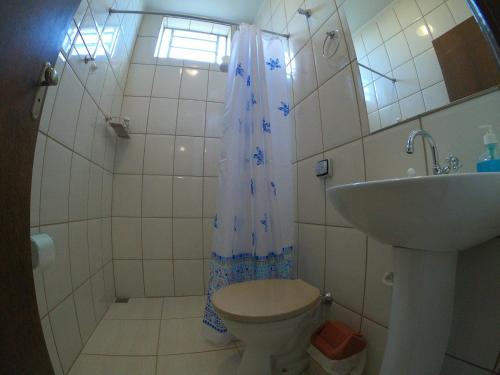 a bathroom with a toilet and a sink at Suíte na Canastra in São Roque de Minas