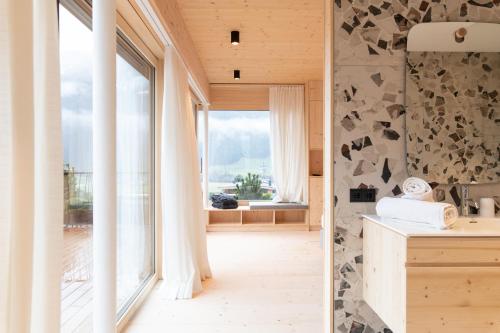 eine Küche mit einem großen Fenster in einem Haus in der Unterkunft Mari Pop Hotel in Ried im Zillertal
