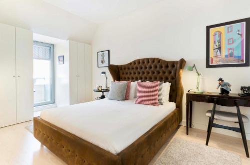 a bedroom with a large bed and a desk at Luxury Apartment by MyPlaceForYou, very quiet, close to Time Out Market Lisbon in Lisbon