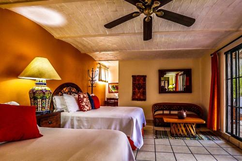 Łóżko lub łóżka w pokoju w obiekcie Casa del Sol Inn