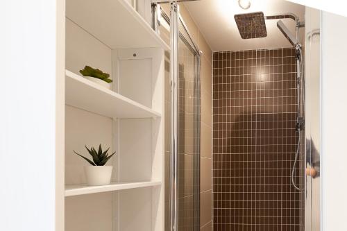 Ένα μπάνιο στο 2 Bedroom 2 Bathroom Apartment in Central Milton Keynes with Free Parking and Smart TV - Contractors, Relocation, Business Travellers