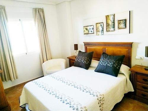 sypialnia z białym łóżkiem i oknem w obiekcie Marina Vistamar w mieście Mojácar