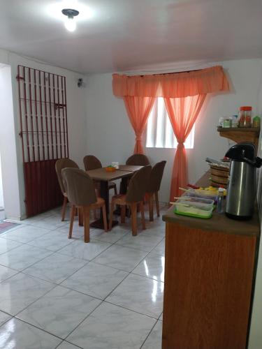 eine Küche und ein Esszimmer mit einem Tisch und Stühlen in der Unterkunft Pousada Jatobá in Barreirinhas