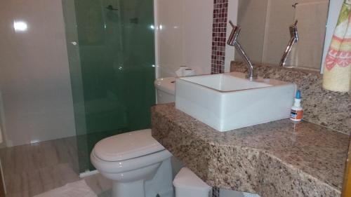 La salle de bains est pourvue de toilettes, d'un lavabo et d'une douche. dans l'établissement CHÁCARA NATUREZA VIVA GUARAREMA, à Guararema