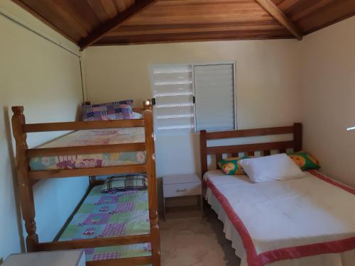 瓜拉雷馬的住宿－CHÁCARA NATUREZA VIVA GUARAREMA，一间卧室配有两张双层床和镜子