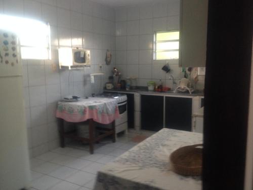 uma pequena cozinha com um lavatório e um fogão em Repouso do Mar Residence em Aracati