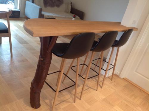 une table en bois avec quatre chaises autour dans l'établissement The Nordic Retreat - Guesthouse - Near Park - Central, à Tórshavn