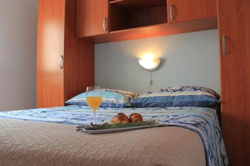 En eller flere senge i et værelse på Apartments Ružica - 50m from the sea