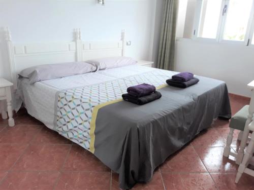 una camera da letto con un letto e due asciugamani di Yumbo - Apartment a Playa del Ingles