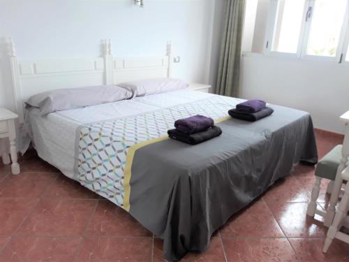 ein Schlafzimmer mit einem Bett mit zwei Handtüchern darauf in der Unterkunft Yumbo - Apartment in Playa del Ingles