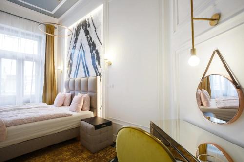 Postel nebo postele na pokoji v ubytování Palace Apartment by Main Station - Premier