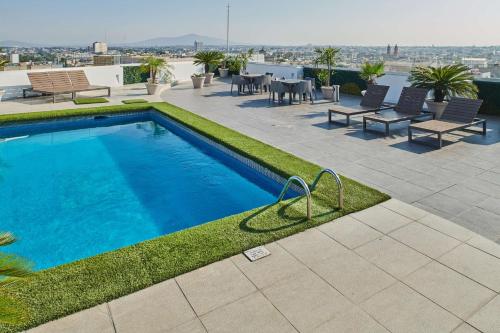 una piscina en la azotea de una casa en Best Western Plus Gran Hotel Centro Historico en Guadalajara