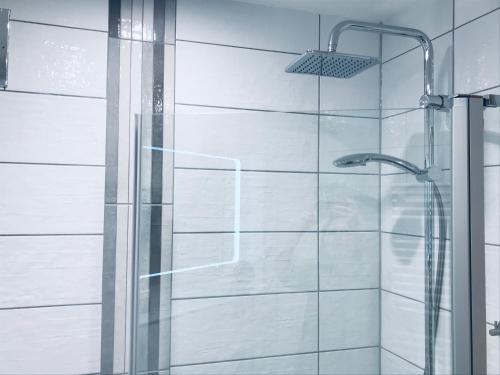 y baño con ducha y puerta de cristal. en Wohnung an der Skiwiese - Boxspring - Balkon - 2 Smart TV - Carport en Braunlage