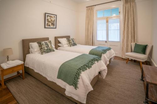 En eller flere senge i et værelse på Middle Head Officers Quarters