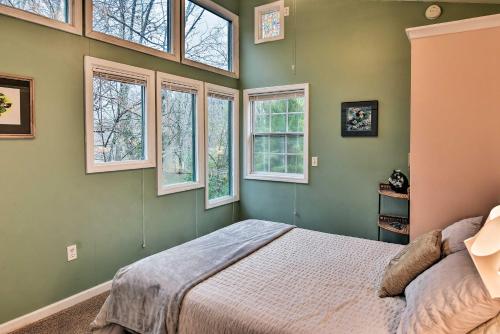 sypialnia z zielonymi ścianami i oknami oraz łóżkiem w obiekcie Artists Mtn Retreat 6 Mi to Downtown Asheville! w mieście Asheville