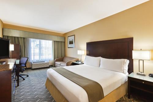 Kama o mga kama sa kuwarto sa Holiday Inn Express Hotel & Suites San Jose-Morgan Hill, an IHG Hotel