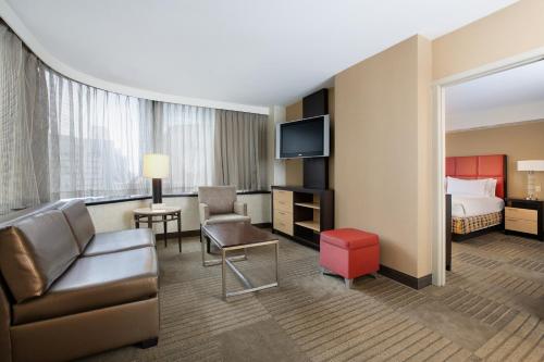 TV a/nebo společenská místnost v ubytování Holiday Inn Express Denver Downtown by IHG