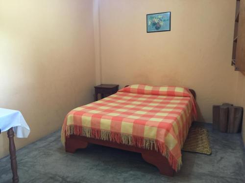 Tempat tidur dalam kamar di A Welcome Break Hostal