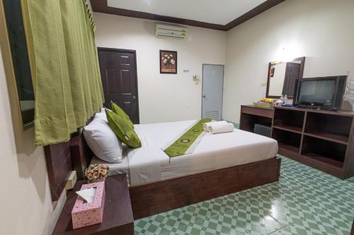 Un dormitorio con una cama y un televisor en una habitación. en JJ hut hotel, en Chiang Rai