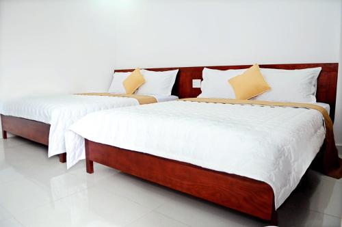 two beds sitting next to each other in a room at Anh Thư Hotel in Vung Tau