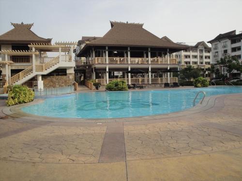 Kolam renang di atau dekat dengan The Oasis Davao Condotel