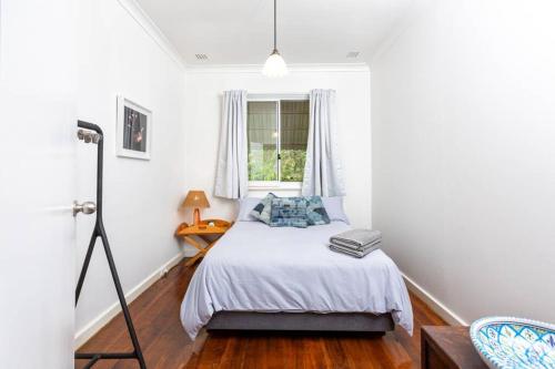 A bed or beds in a room at Camellia Cottage - PET FRIENDLY - Kwinana