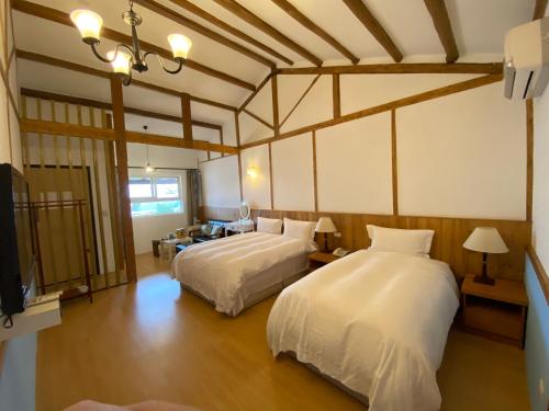 A bed or beds in a room at Alishan Tea Garden B&B