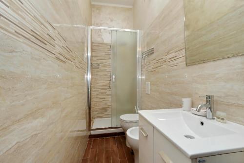 y baño con aseo, lavabo y ducha. en Deluxe rooms and Chilling Jacuzzi Suite Guesthouse, en Roma