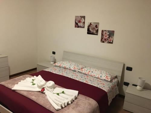 - une chambre avec un lit et des serviettes dans l'établissement Apartment Annarosa, à Ronchi