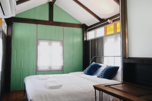 מיטה או מיטות בחדר ב-บ้านเสงี่ยม-มณี Baan Sa ngiam-Manee