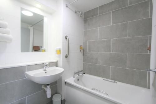 a bathroom with a sink, toilet and bathtub at Citilodge Wakefield Hotel by Roomsbooked in Wakefield