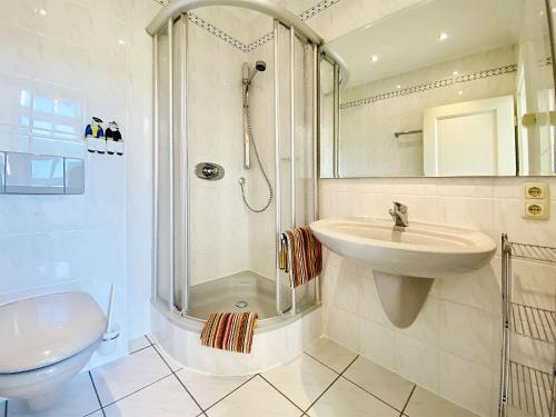 La salle de bains est pourvue d'une douche, d'un lavabo et de toilettes. dans l'établissement Villa Caprivi 10, à Heringsdorf