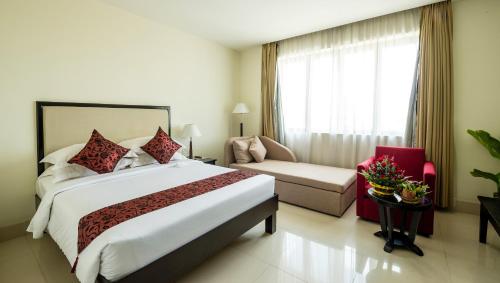 Almond Hotel Sothearosにあるベッド