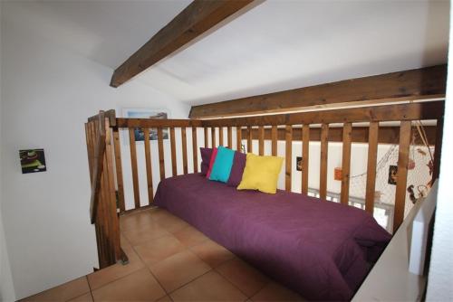 1 dormitorio con 1 cama con barandilla de madera en 300m de la plage, adorable maison sud 2 chambres 5 couchages terrasse ombragée parking LRHP14, en Portiragnes